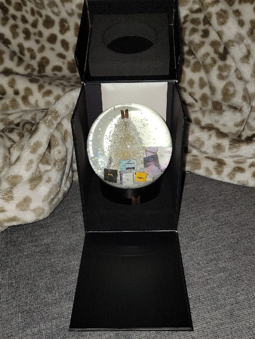BTS Snow Globe withPhotocards - Picture 8 of 10